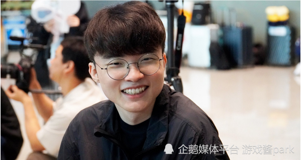 Faker在巴黎圣日耳曼比赛中险胜，险胜引发热议！赛场气氛高涨(巴黎圣日耳曼直播在线观看)