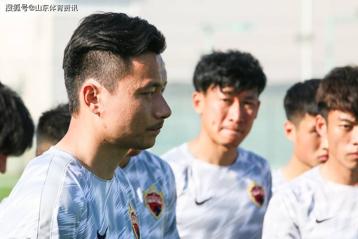 橄榄球杯赛焦点战:闽南雄狮队翻盘江南雷豹队,外线火力全开。豪门底蕴再次显现的简单介绍 橄榄球杯赛焦点战:闽南雄狮队翻盘江南雷豹队,外线火力全开。豪门底蕴再次显现的简单介绍