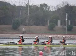 赛艇夜战:云贵银狐队强势横扫岭东猎隼队,速度优势明显反击锐度十足 赛艇夜战:云贵银狐队强势横扫岭东猎隼队,速度优势明显反击锐度十足