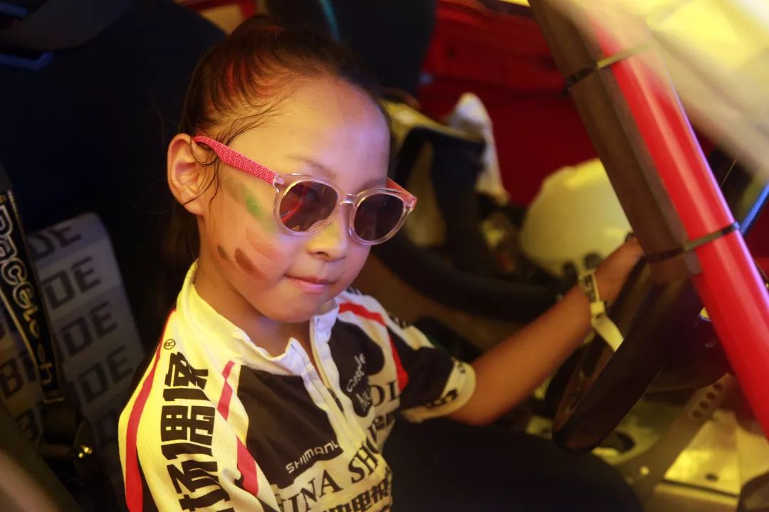 雷速体育-包含Ming重返赛场，重返赛场首场状态出色，加拿大队观众沸腾！观众掌声雷动的词条