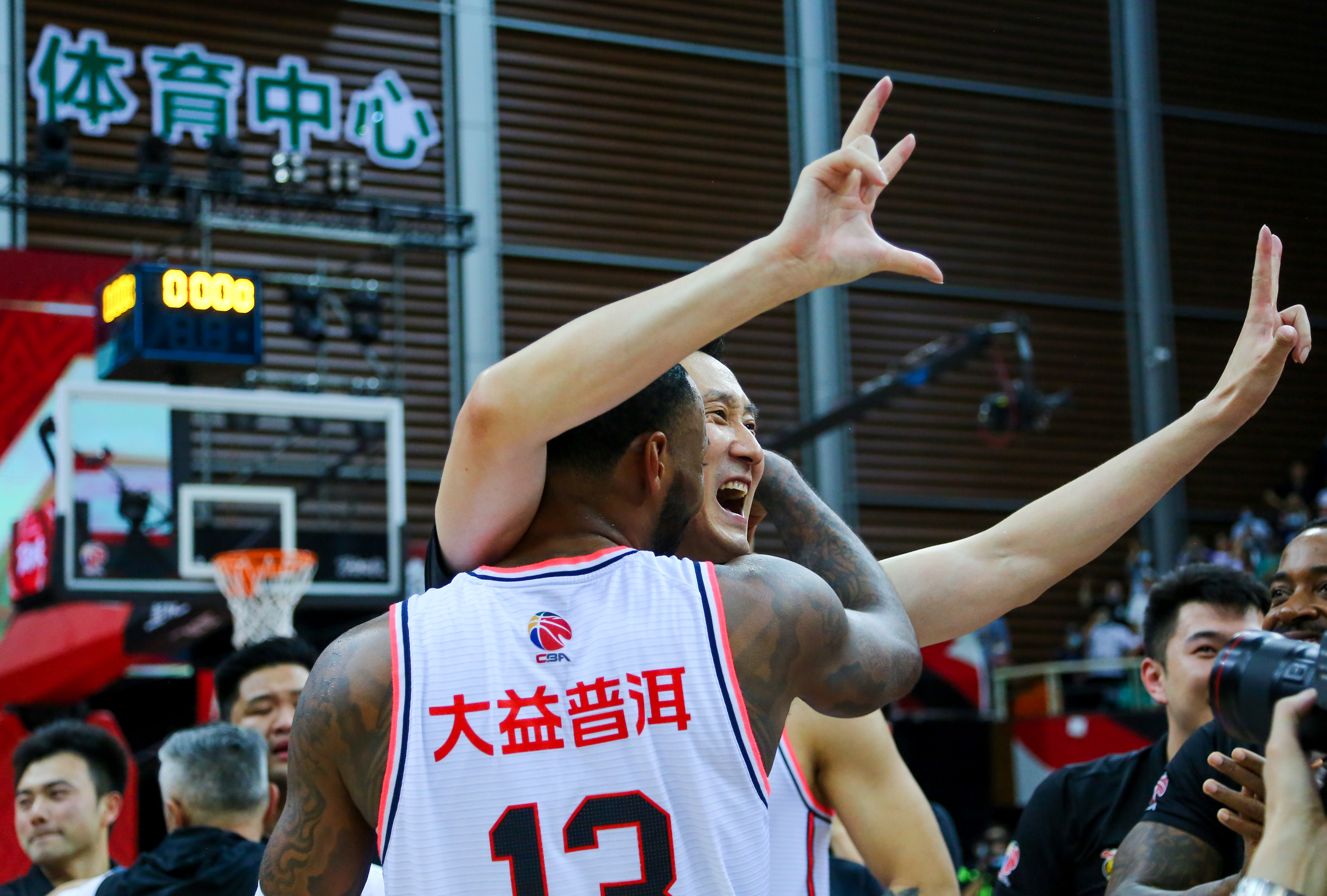 雷速-关于浓眉哥在中国队比赛中败北，高光表现引发热议！的信息