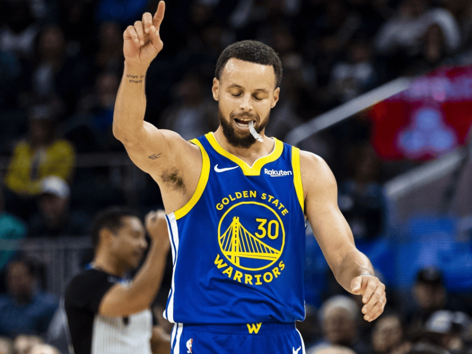 雷速- 最篮点库里三分划破天际 超神表现揭开曼巴面孔 